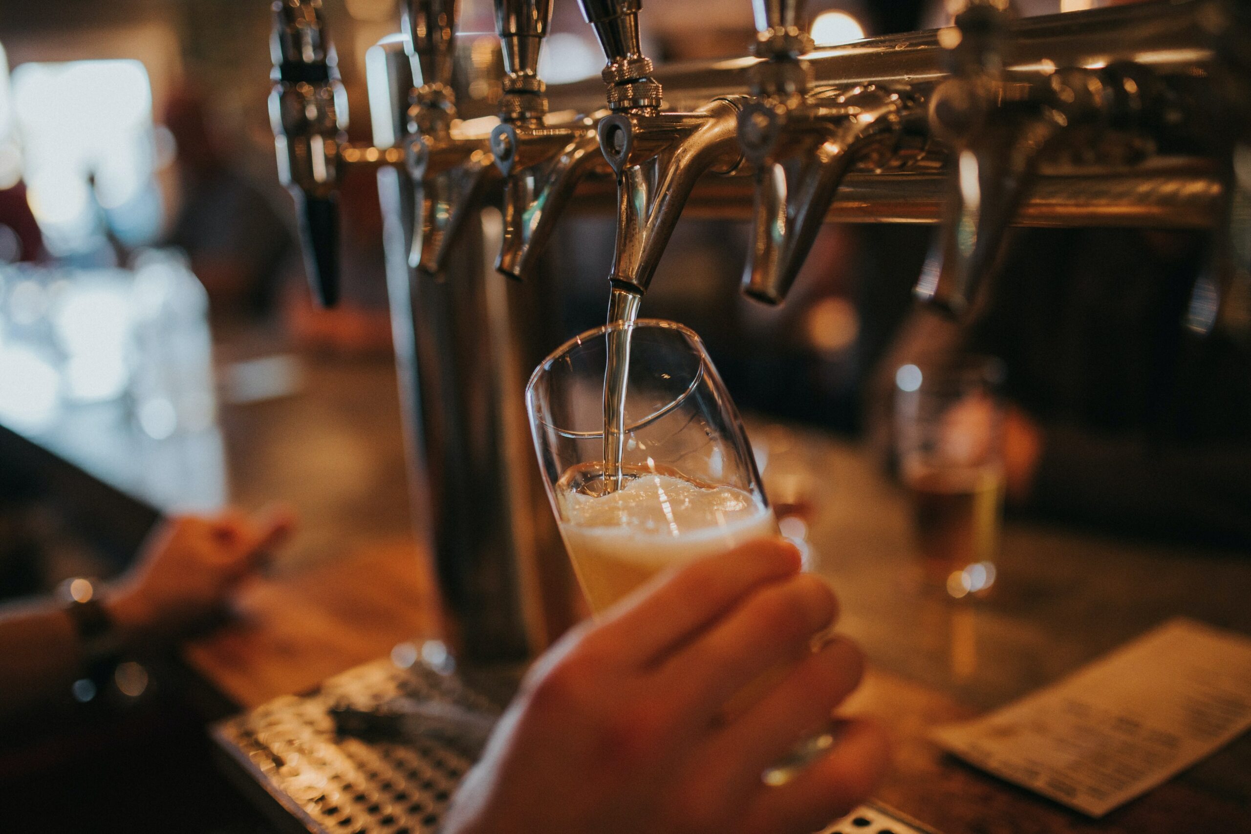 Die Kneipen-Tour rund um den Bült bietet dir eine einzigartige Gelegenheit, Münster von seiner geselligsten Seite kennenzulernen. Von urigen Kneipen über stylische Bars bis hin zu pulsierenden Clubs – hier erlebst du einen unvergesslichen Abend. Also, worauf wartest du noch? Erlebe Münster bei Nacht und lass dich von der Vielfalt und Herzlichkeit der Stadt verzaubern!