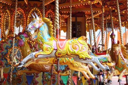 Nach einem tödlichen Sturz auf der Kirmes in Schloß Holte-Stukenbrock untersucht die Polizei den genauen Hergang des tragischen Ereignisses.