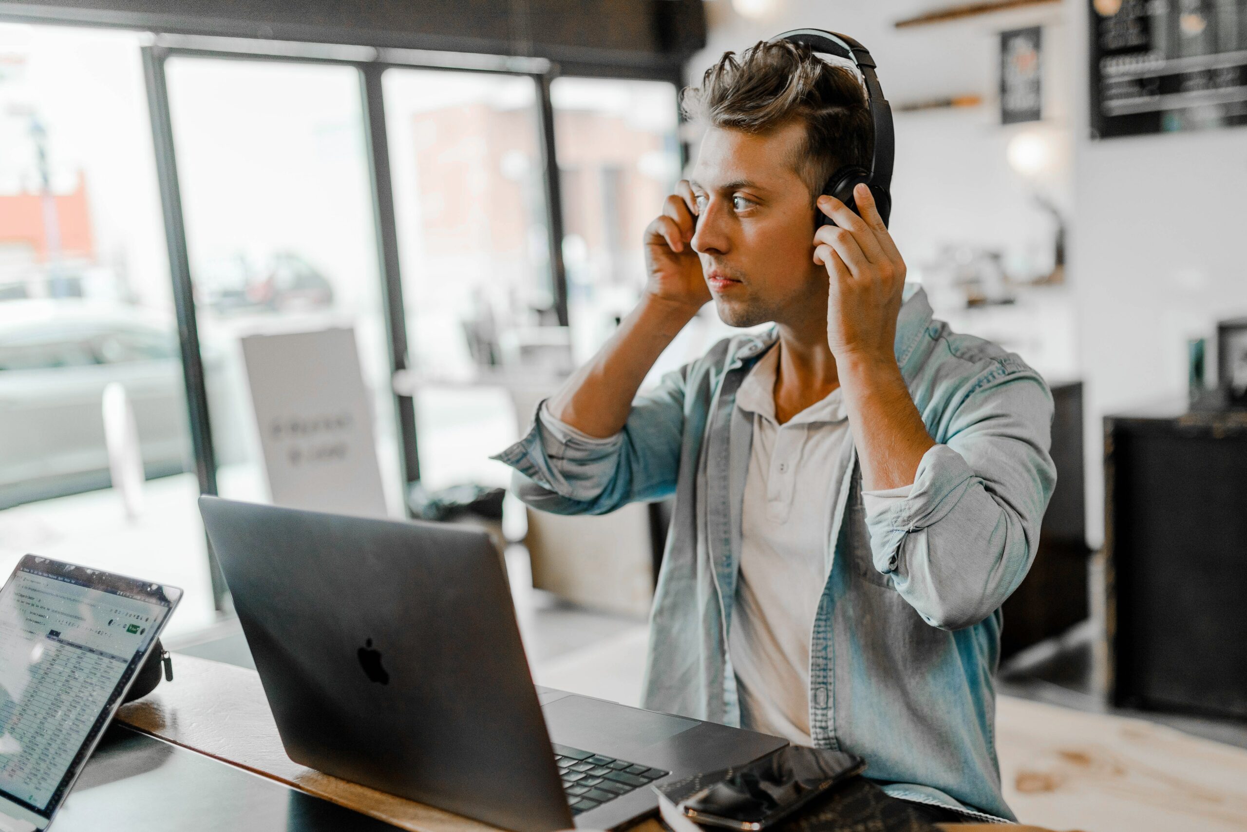 Die Suche nach der perfekten Arbeitsmusik ist eine persönliche Reise. Es gibt keine Einheitslösung, und was für den einen funktioniert, funktioniert vielleicht nicht für den anderen.