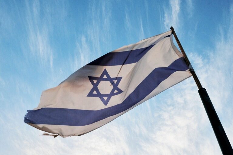 Vor kurzem wurde die israelische Flagge am Domplatz Münster gestohlen und zerstört. Die Bezirksregierung reagiert und betont ihre Solidarität mit Israel.
