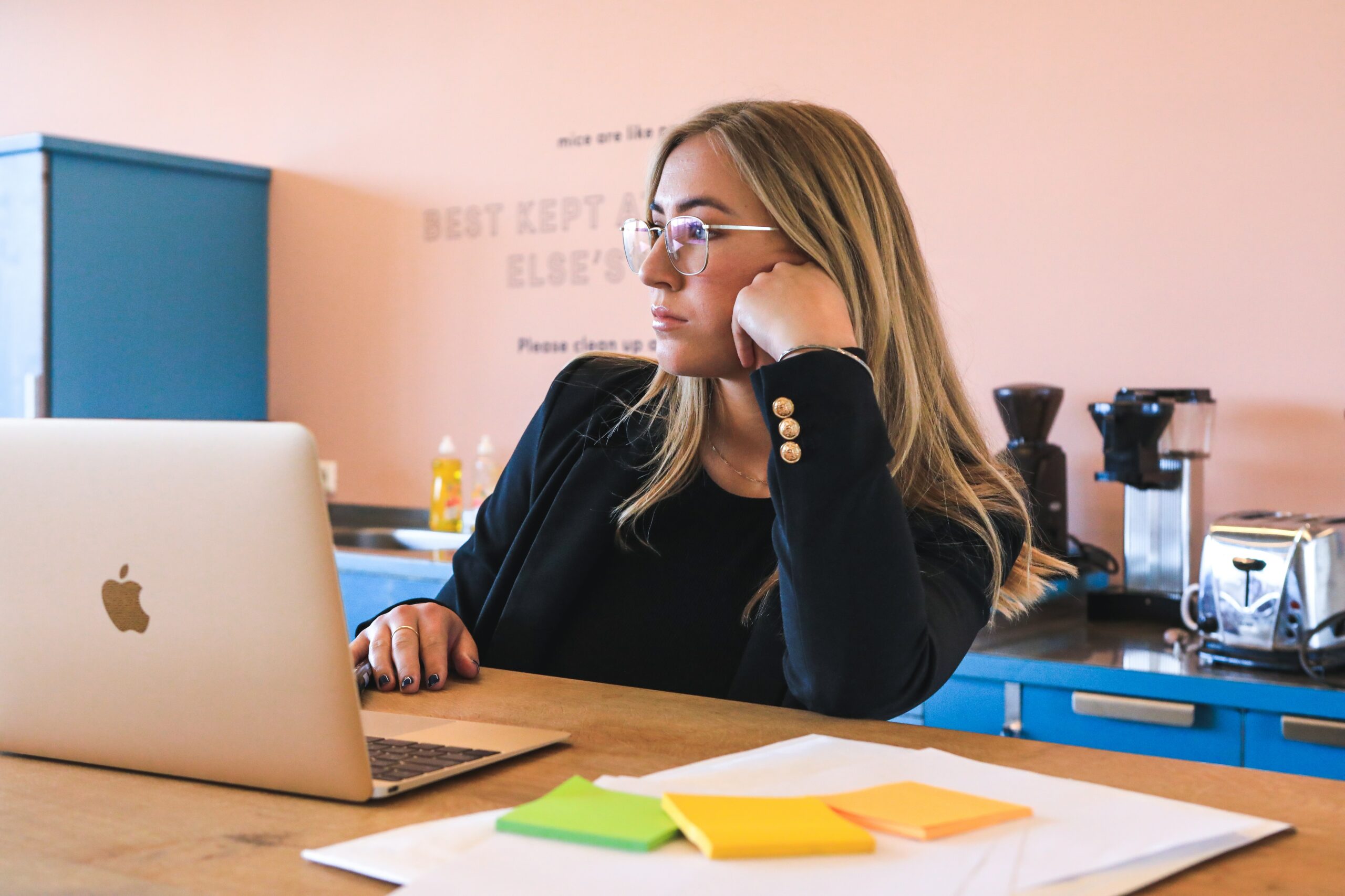 Mehr Bewegung am Arbeitsplatz kann die Produktivität steigern und das Wohlbefinden der Mitarbeiter verbessern. Unternehmen sollten innovative Ansätze fördern, um ihren Angestellten mehr Bewegung am Arbeitsplatz zu ermöglichen.