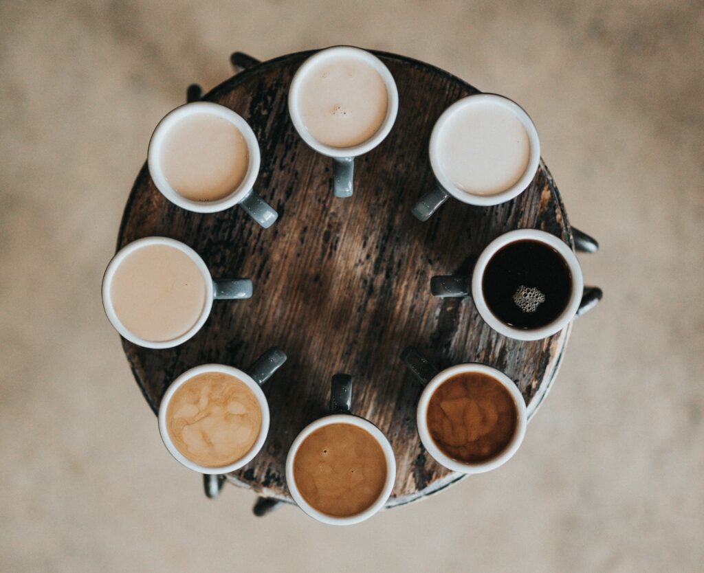 Kaffee, ursprünglich aus Äthiopien stammend, hat sich zu einem der weltweit am meisten konsumierten Getränke entwickelt und prägt Kulturen, Wirtschaften und tägliche Rituale. Sein einzigartiges Aroma und seine belebende Wirkung machen ihn für viele Menschen zu einem unverzichtbaren Bestandteil ihres Tages.