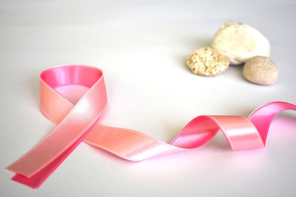 Erfahre mehr über die "Rosa Schleife", das internationale Symbol für den Kampf gegen Brustkrebs, und die entscheidende Rolle der Mammographie bei der Früherkennung.