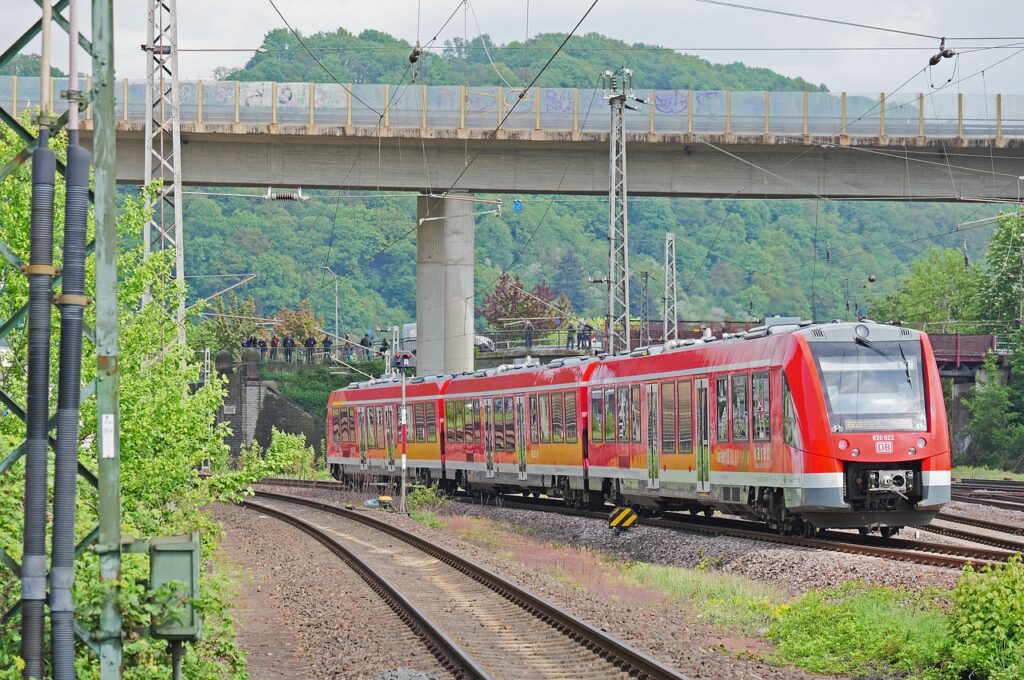 Ein Rückblick auf das Deutschlandticket sechs Monate nach seiner Einführung: Die Nachfrage, die Herkunft der Nutzer und die aktuellen Diskussionen um seine Finanzierung.