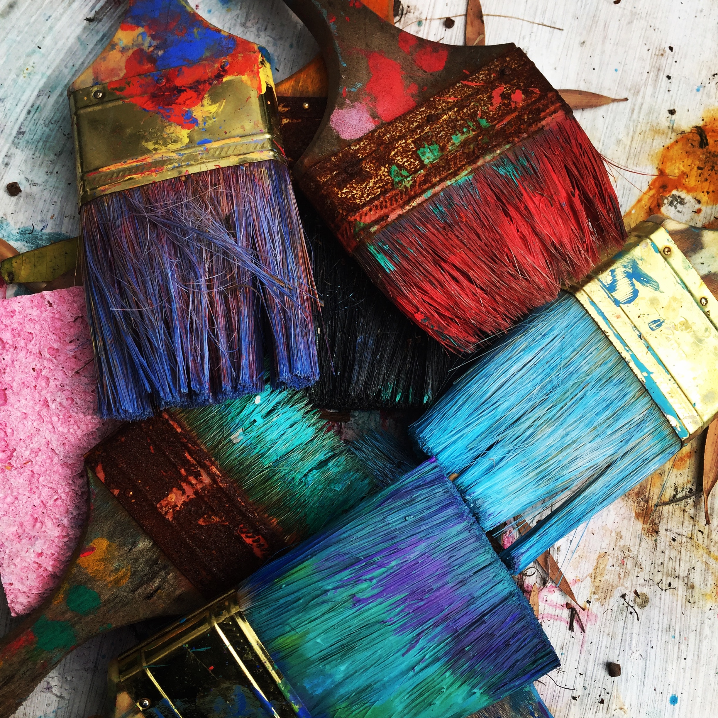 Die Farbpsychologie untersucht, wie Farben unsere Emotionen, Gedanken und Verhaltensweisen beeinflussen. Durch ihr Verständnis können Designer, Marketer und Künstler gezielt Farben einsetzen, um bestimmte Reaktionen oder Stimmungen beim Betrachter hervorzurufen.