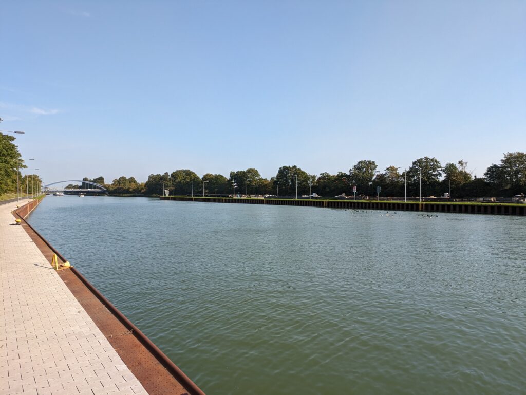 Erfahre in unserem Artikel alles über den geplanten Ausbau des Dortmund-Ems-Kanal, die damit verbundenen Kontroversen und die jüngsten Entwicklungen bei den Baumfällungen und Brückenbauarbeiten. Bleibe auf dem neuesten Stand über dieses wichtige Infrastrukturprojekt. Dort gibt es auch immer wieder Badetote in Münster. Die Sperrung der Ems wegen einer Bundeswehrübung betrifft den Abschnitt Münster-Dorbaum. Kanufahrer und andere Wassernutzer sollten die Sperrzeiten beachten, um hohe Bußgelder zu vermeiden. Sperrung Veloroute Münster Telgte Der Streik an der Schleuse Münster sorgt für Stillstand auf dem Dortmund-Ems-Kanal. Verdi fordert bessere Arbeitsbedingungen, während Frachtschiffe blockiert bleiben.
