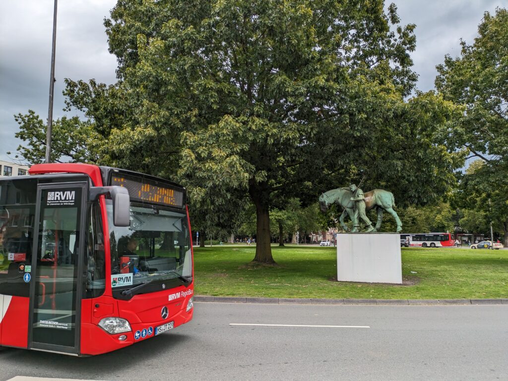 Smog über Münster Nach einem rassistisch motivierten Angriff in einem Bus in Münster wurde der Angreifer festgenommen. Der Mann leistete erheblichen Widerstand gegen die Polizisten. Ab wann fährt die Ringlinie wieder? Ab dem 28. Oktober 2024 nimmt die Ringlinie Münster den Betrieb erneut auf. Die geplante Preiserhöhung beim Münster-Abo wurde begrenzt. Statt 32,50 Euro steigt der Preis maximal auf 31 Euro.