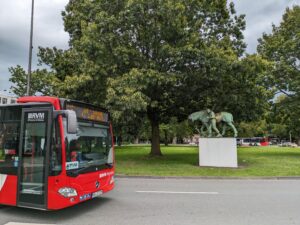 Smog über Münster Nach einem rassistisch motivierten Angriff in einem Bus in Münster wurde der Angreifer festgenommen. Der Mann leistete erheblichen Widerstand gegen die Polizisten. Ab wann fährt die Ringlinie wieder? Ab dem 28. Oktober 2024 nimmt die Ringlinie Münster den Betrieb erneut auf. Die geplante Preiserhöhung beim Münster-Abo wurde begrenzt. Statt 32,50 Euro steigt der Preis maximal auf 31 Euro.