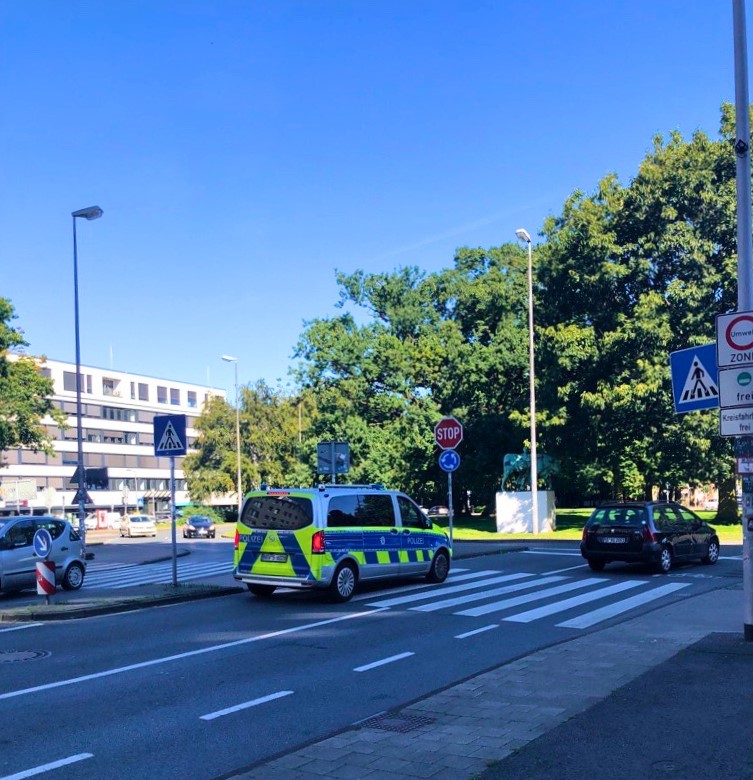 Symbolbild für die Polizei Münster, hier zu sehen ein Polizeiauto am Ludgerikreisel in Münster.