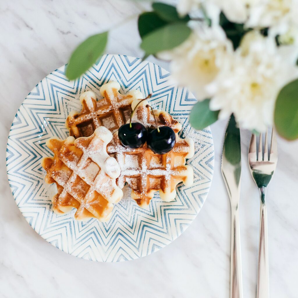 In Münster sind Waffeln ein beliebter Leckerbissen, der in vielen Cafés und Bäckereien der Stadt in unterschiedlichen Varianten angeboten wird. Sie werden oft frisch zubereitet und mit einer Vielzahl von Toppings wie frischen Früchten, Schlagsahne oder Schokoladensauce serviert, was sie zu einem idealen Snack für jede Tageszeit macht.