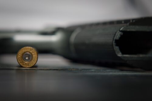 Schüsse vor dem Landgericht Bielefeld: War es ein Racheakt? Ein Familienstreit eskaliert, der mit einem Mord begann. Die Hintergründe des Falls. SEK-Einsatz in Hoetmar: Polizei durchsucht Gebäude wegen Verdachts auf Waffendelikte. Schlagstock und Schreckschusswaffe gefunden. Ermittlungen laufen.