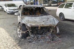 Brandstiftung in Hiltrup In Hiltrup brannten in der Nacht zu Montag vier Autos. Die Polizei vermutet Brandstiftung und bittet um Zeugenhinweise. Bei einem Brand auf einem Autohändler-Hinterhof in Lengerich wurden 12 Autos beschädigt, weitere standen in Flammen. Ein brennender Kleintransporter verursacht am Kreuz Münster-Süd starke Behinderungen. Alle Details zum Fahrzeugbrand auf der A1 Münster.