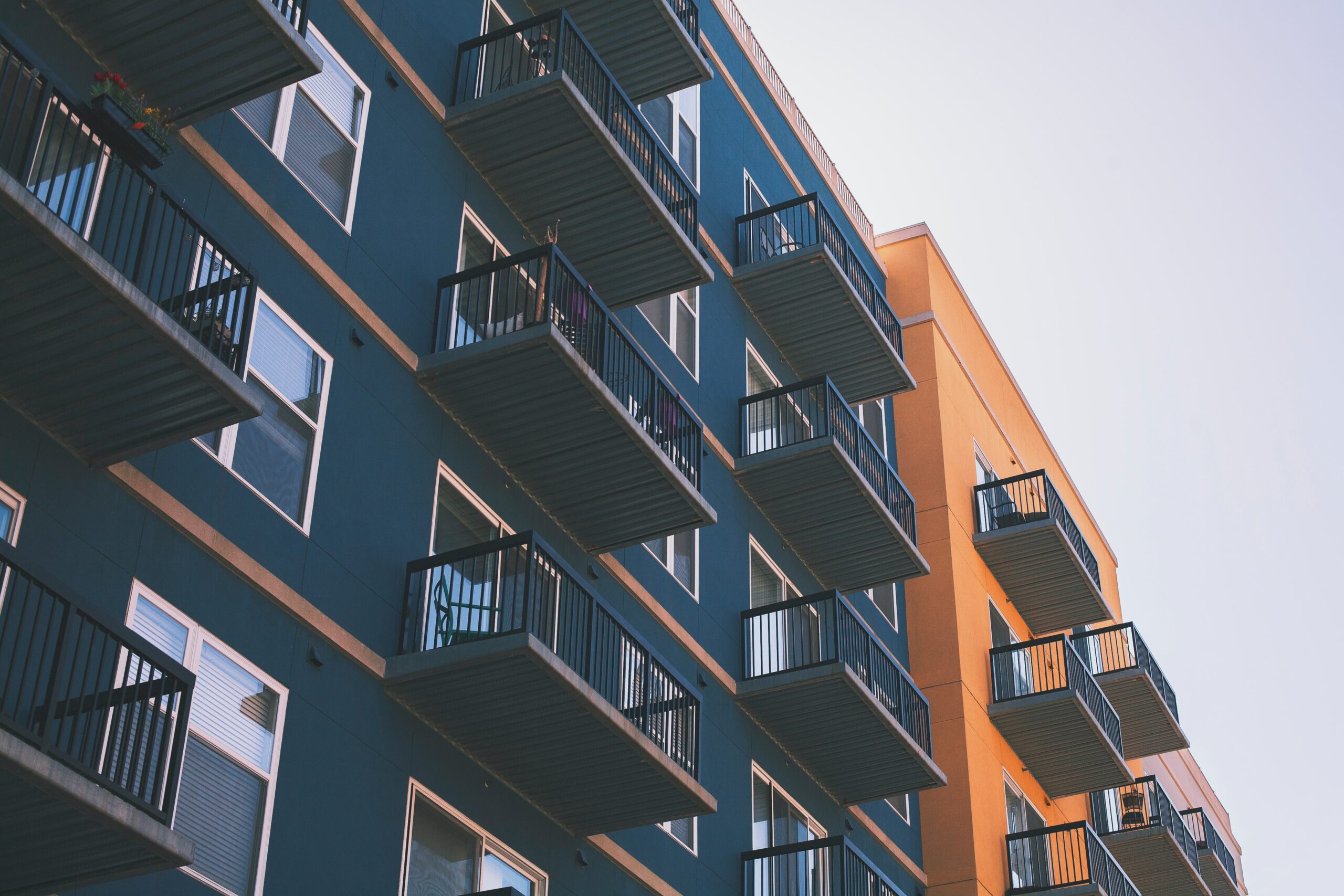 Der deutsche Immobilienmarkt befindet sich in einer Phase der Umstrukturierung und des Umbruchs. Die aktuellen Entwicklungen zeigen, dass trotz sinkender Kaufpreise der Immobilienerwerb für viele unerschwinglich bleibt.