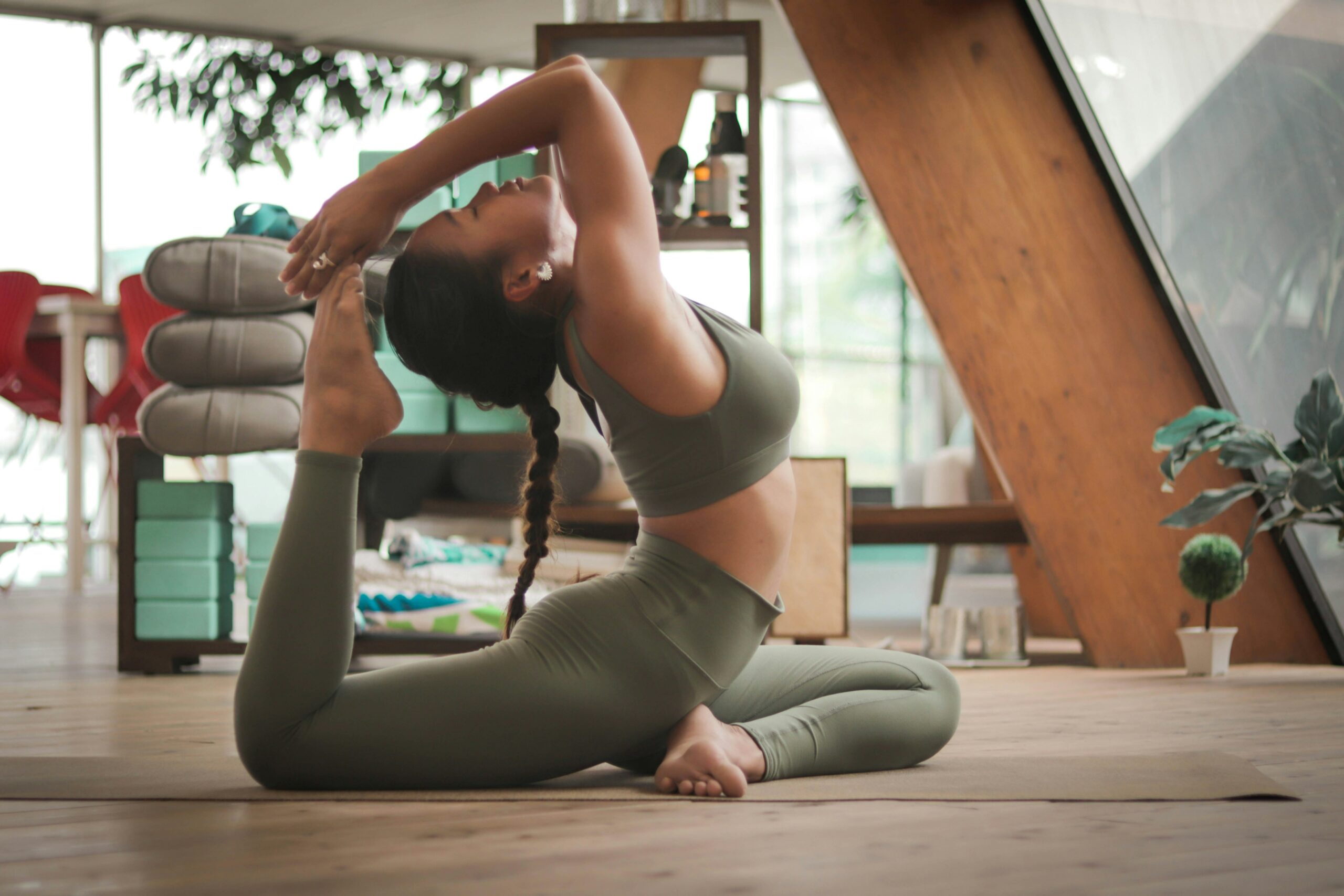In Münster gibt es eine lebendige Yoga-Szene, die zahlreiche Studios und Kurse für verschiedene Yoga-Stile und Erfahrungsstufen bietet. Die Stadt bietet eine breite Palette an Yoga-Angeboten, von traditionellem Hatha Yoga bis zu modernen Formen wie Vinyasa oder Kundalini Yoga, die sowohl für Anfänger als auch für Fortgeschrittene geeignet sind.