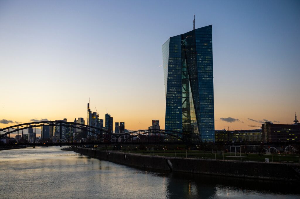 Die Europäische Zentralbank (EZB) hat den Leitzins seit Juli 2022 mehrfach erhöht, um der hohen Inflation entgegenzuwirken, was zu höheren Sparzinsen und Kreditkosten führt und die Wirtschaft abkühlen lässt. Diese Anpassungen beeinflussen direkt deine Finanzen, indem sie das Sparen attraktiver und das Aufnehmen von Krediten teurer machen.