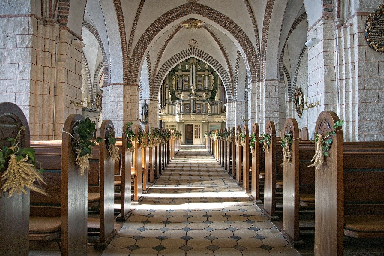 Der Zensus 2022 zeigt, dass Christen in Deutschland zur Minderheit werden. Katholiken und Protestanten machen nur noch 48 Prozent der Bevölkerung aus.