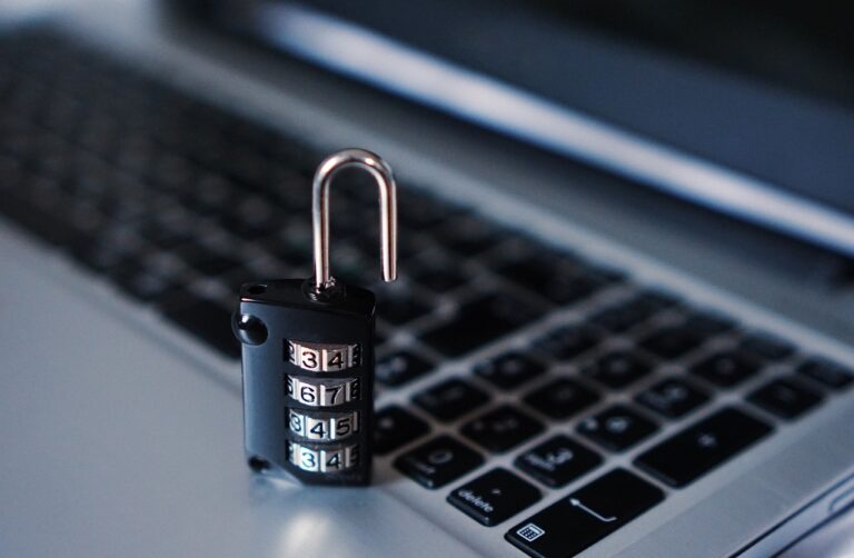 Ein Cyberangriff auf den IT-Dienstleister Südwestfalen-IT stört die Arbeit von kommunalen Verwaltungen in Südwestfalen. ZAC NRW leitet die Ermittlungen. Der Hackerangriff auf Südwestfalen IT deckte massive Sicherheitslücken auf. Erfahren Sie mehr über die Konsequenzen und geplante Maßnahmen.