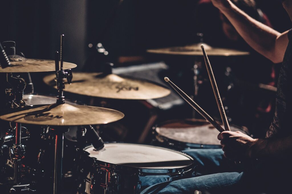 Das mensch.musik.festival der Musikhochschule Münster, das am 18. und 19. November stattfindet, ist eine wahre Schatzkiste musikalischer Vielfalt. Eröffnet wird das Festival am Samstag mit Bläserkammermusik, die einen "Frühling der Nationen" mit Werken von Hindemith, Janáček und Poulenc präsentiert. Ein weiteres Highlight ist das "Best of" der Operette "Die Fledermaus" von Johann Strauß, vorgetragen von sieben Gesangsstudierenden. Nicht zu vergessen ist die Darbietung lateinamerikanischer Klangfarben der klassischen Gitarre durch Prof. Marcin Dylla und zwei Absolventen. Der Samstagabend gehört dann ganz der Pop-Abteilung: Zourine und Band bringen Soul, Balladen und rockige Töne auf die Bühne, gefolgt von Juno’s Escape, die die Grenzen zwischen Jazz, Klassik und Pop verschmelzen lassen. Maiva und ihre Band sorgen mit Dance Pop und selbstbewussten Lyrics für einen energiegeladenen Abschluss des Abends. Der Sonntag steht im Zeichen der Kinder mit dem Mitmach-Konzert "Mein kleiner Wald" und setzt sich fort mit einem breiten Spektrum aktueller Musik der Klangzeit__Werkstatt. Die Musik von J.S. Bach und G.Ph. Telemann wird ebenfalls in einem besonderen Licht präsentiert, bevor das Festival mit einem großen Streichensemble, das persönliche Lieblingskompositionen interpretiert, seinen fulminanten Abschluss findet. Ein wahres Feuerwerk an musikalischen Darbietungen erwartet dich – ein Erlebnis, das du nicht verpassen solltest!