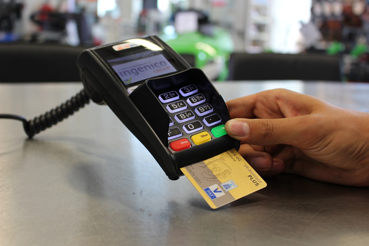 Die Nutzung der Girocard zum bargeldlosen Bezahlen in Deutschland erreichte 2023 einen neuen Rekord, mit einem deutlichen Anstieg der Bezahlvorgänge und wachsender Akzeptanz für kleinere Einkäufe. Die Entwicklung unterstreicht den Trend zu mehr Bequemlichkeit und Effizienz im Zahlungsverkehr.