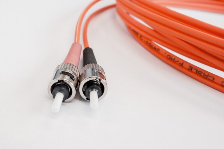 Der Glasfaser-Ausbau in Handorf, Gievenbeck und Hiltrup-Mitte startet 2025. Stadtwerke und Telekom bringen schnelles Internet in die Stadtteile. Der Glasfaserausbau in Münster bis 2030 soll den flächendeckenden Zugang zu schnellem Internet sicherstellen.