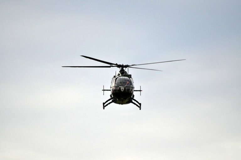 Ein Polizeihubschrauber kreist über Kinderhaus, da ein Vermisster aus einer Klinik in Münster-Kinderhaus gesucht wird.