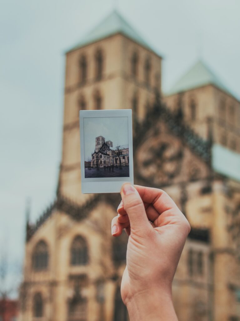 Münster ist eine Stadt der Kontraste und Vielfalt, was sie zu einem idealen Ziel für Fotografen macht. Ob Sie sich für historische Architektur, urbane Kunst, natürliche Schönheit oder moderne Stadtbilder interessieren – Münster bietet eine Fülle von Motiven, die nur darauf warten, entdeckt und festgehalten zu werden.
