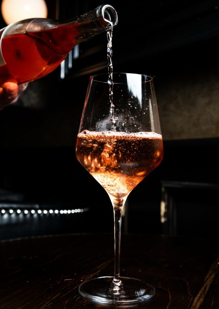 In Münster finden Weinliebhaber eine vielseitige Szene von Weinhandlungen, die von familiengeführten Geschäften bis zu modernen Vinotheken reicht, wo sowohl Kenner als auch Neulinge fündig werden. Diese Etablissements bieten eine sorgfältige Auswahl an Weinen aus aller Welt und laden dazu ein, in entspannter Atmosphäre neue Geschmäcker zu entdecken und sich über die feinen Nuancen des Weingenusses auszutauschen.