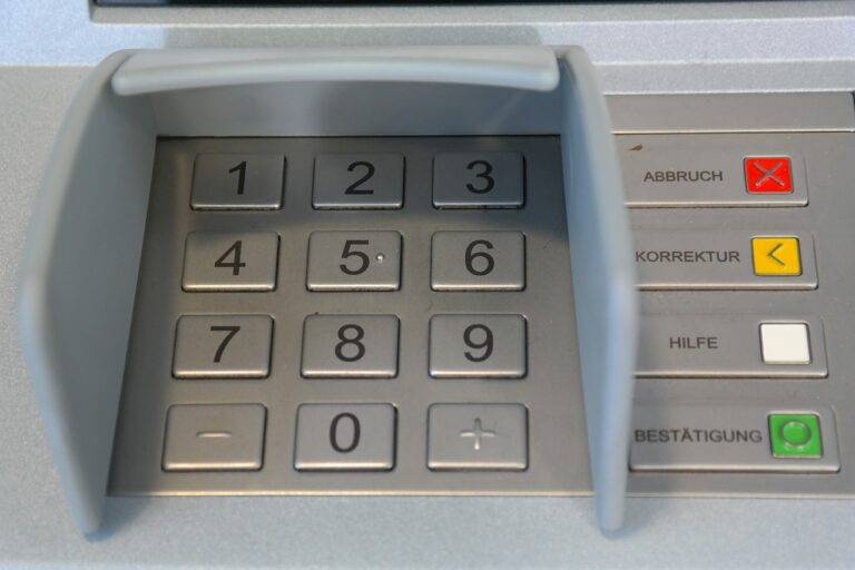Eine Geldautomatensprengung in Ennigerloh verursacht erhebliche Schäden an einer Volksbank-Filiale. Die Täter sind auf der Flucht.