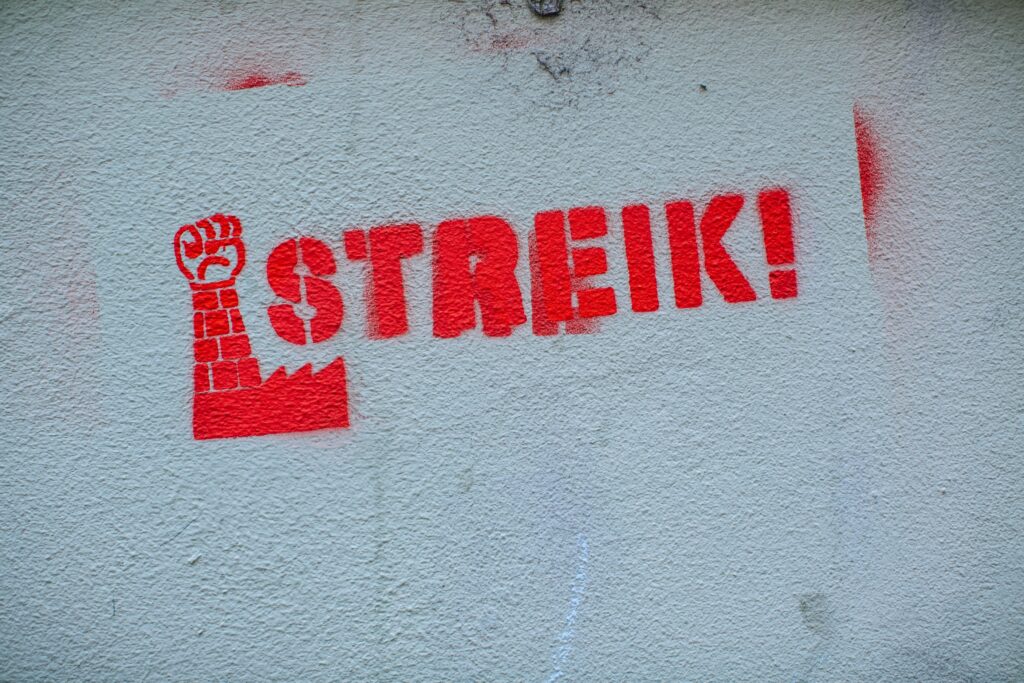 Am Mittwoch, den 12. März, findet in Münster ein Kindergarten Streik statt. Erfahre, welche Kitas betroffen sind, welche Einschränkungen es gibt und wie du dich darauf vorbereiten kannst. Die Mitarbeiter der Unikliniken fordern gerechte Bezahlung und setzen sich für bessere Arbeitsbedingungen ein. Streik Uniklinikum Münster
