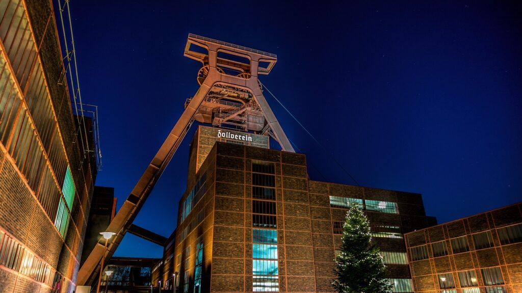 Die Zollverein-Eisbahn in Essen, gelegen im UNESCO-Welterbe der ehemaligen Kokerei Zollverein, ist ein wahrhaft außergewöhnlicher Ort für Eislauffans. Eislaufen Münster Schlittschuhlaufen Münster