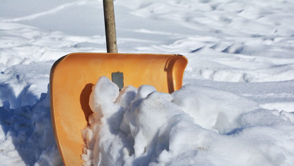 Glätteunfälle in Südwestfalen durch Wintereinbruch: Unfälle, Wetterwarnungen und Winterdienst-Einsatz. Autofahrer sollten jetzt besonders vorsichtig sein. Minus 13 Grad in NRW: Schnee und Glätte prägen den Winter. Entdecken Sie Tipps für Sicherheit und Freizeitspaß!