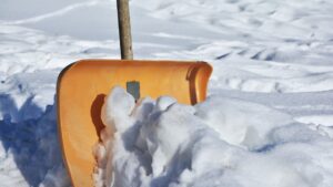 Glätteunfälle in Südwestfalen durch Wintereinbruch: Unfälle, Wetterwarnungen und Winterdienst-Einsatz. Autofahrer sollten jetzt besonders vorsichtig sein. Minus 13 Grad in NRW: Schnee und Glätte prägen den Winter. Entdecken Sie Tipps für Sicherheit und Freizeitspaß!