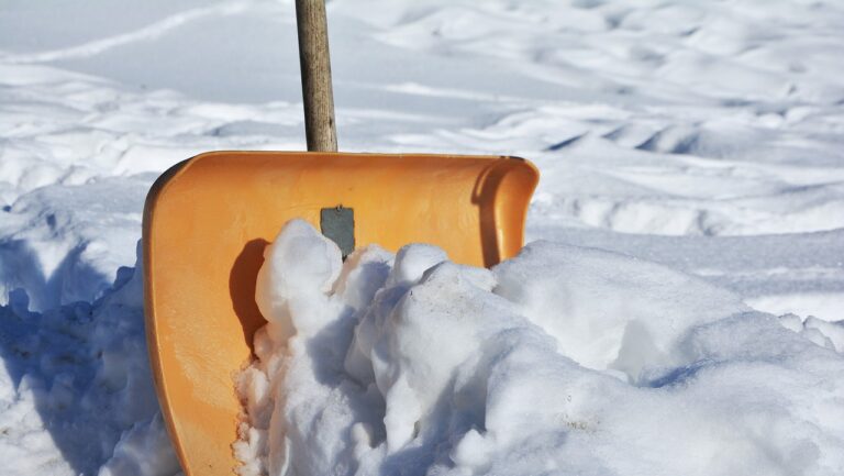 Glätteunfälle in Südwestfalen durch Wintereinbruch: Unfälle, Wetterwarnungen und Winterdienst-Einsatz. Autofahrer sollten jetzt besonders vorsichtig sein. Minus 13 Grad in NRW: Schnee und Glätte prägen den Winter. Entdecken Sie Tipps für Sicherheit und Freizeitspaß!