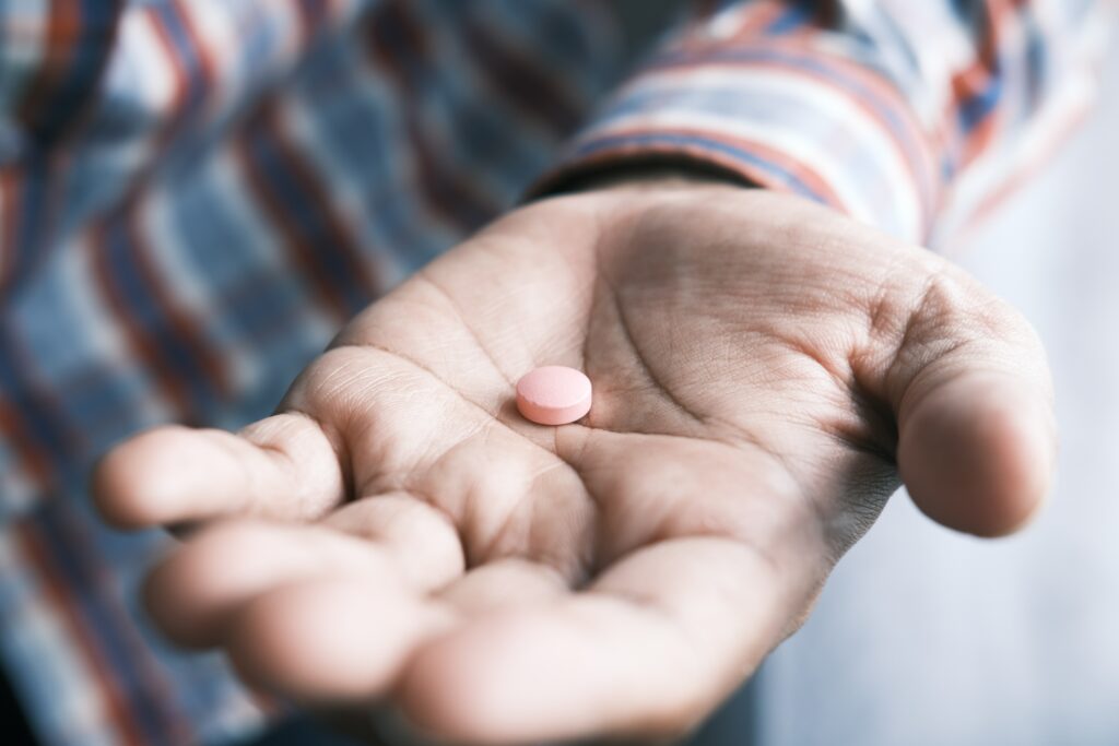 Vertex Pharmaceuticals steht möglicherweise vor einem bedeutenden Durchbruch in der Schmerztherapie mit VX-548, einem Medikament, das das Potenzial hat, die Opioidabhängigkeit zu verringern, ohne dabei die Wirksamkeit bei der Schmerzlinderung zu beeinträchtigen. Angesichts der verheerenden Opioidkrise in den USA könnte dieses Medikament eine revolutionäre Alternative bieten, die sowohl für Patienten als auch für das Gesundheitssystem weitreichende positive Auswirkungen haben könnte.
