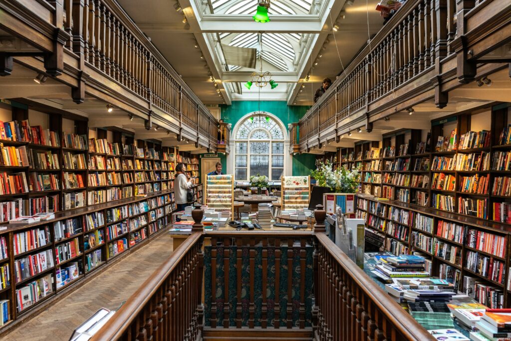 In Münster dienen die Buchhandlungen als zentrale Anlaufstellen für Literatur und Bildung. Sie versorgen die Stadtgemeinschaft mit einem umfangreichen Angebot an Fachbüchern, Belletristik und weiteren Medien.