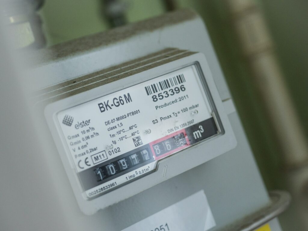 Energiepreisbremse und Strom- und Gasmarkt: Was Verbraucher jetzt wissen müssen Die aktuelle Lage: Ende der Energiepreisbremse Die Energiepreisbremse, eine Maßnahme der Bundesregierung zur Deckelung der Preise für Strom und Gas, steht kurz vor dem Auslaufen. Dieses Ereignis markiert eine signifikante Veränderung für deutsche Haushalte, die sich auf steigende Energiekosten einstellen müssen. Die bisherige Regelung, die maximal 40 Cent pro Kilowattstunde für Strom und 12 Cent für Gas vorsah, hat vielen Verbrauchern in Zeiten hoher Energiepreise Entlastung gebracht.