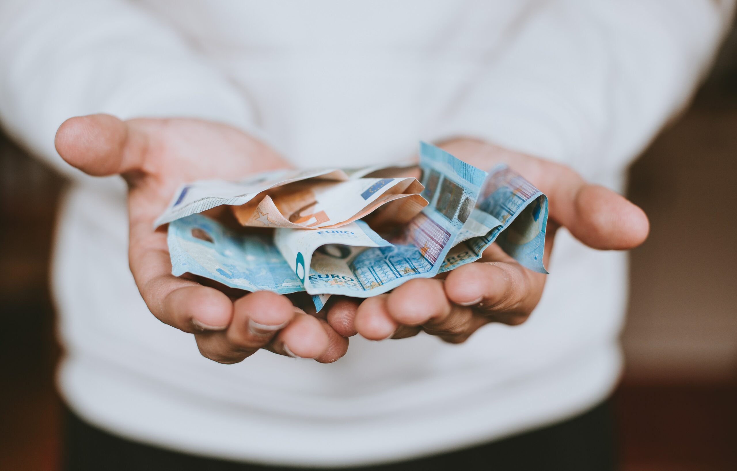 Zusammenfassend ist der Eurokurs ein wichtiges Barometer für die wirtschaftliche Gesundheit der Eurozone. Er zeigt das Vertrauen der Investoren in die Wirtschaftspolitik und die Zukunftsaussichten der Region. In Anbetracht der anhaltenden globalen Unsicherheiten wird der Eurokurs auch weiterhin ein zentraler Fokus für Wirtschaftsakteure weltweit sein.