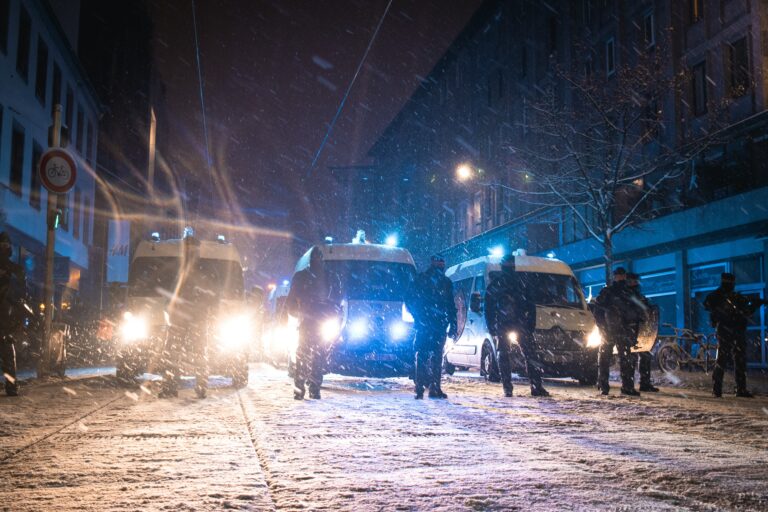 Erfahre alles über den Vorfall in Saarbrücken nach dem Drittligaspiel zwischen dem 1. FC Saarbrücken und Preußen Münster, bei dem es zu Auseinandersetzungen zwischen Fans und Polizei kam. Großrazzia in NRW: Behörden decken Missstände in Wohnverhältnissen und Sozialleistungs-Missbrauch auf. Mehr als 100 Gebäude kontrolliert.