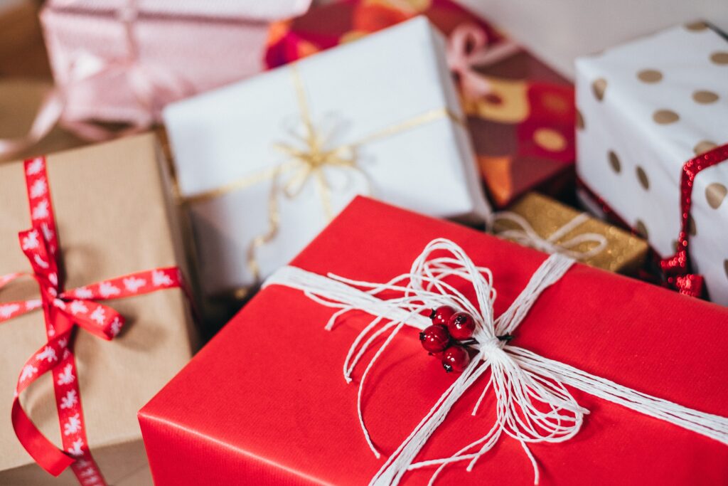 Richtlinien und Tipps zum Umtausch von Weihnachtsgeschenken Einleitung: Die Weihnachtszeit ist vorbei, und mit ihr kommt die Zeit, in der manche Geschenke vielleicht nicht ganz den Erwartungen entsprechen. Sei es eine unpassende Größe, ein doppeltes Geschenk oder einfach nicht der eigene Geschmack – die Frage nach dem Umtausch stellt sich vielen. In diesem Artikel erfahren Sie, was Sie beim Umtausch von Weihnachtsgeschenken beachten sollten und welche Alternativen es gibt.