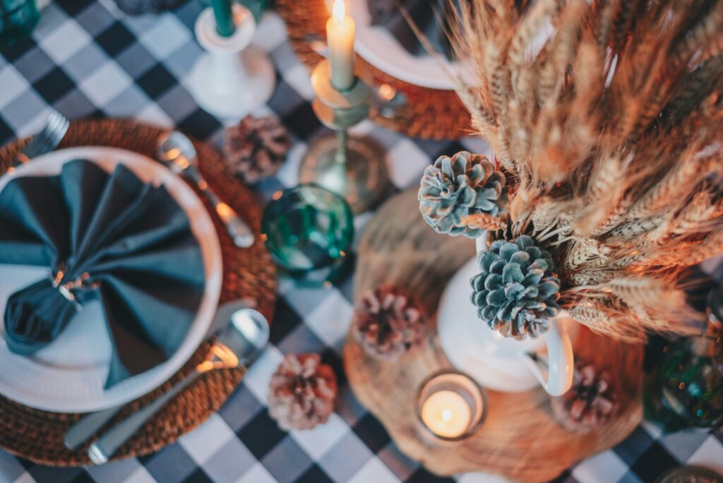Tischdeko mit natürlichen Materialien zu Weihnachten.