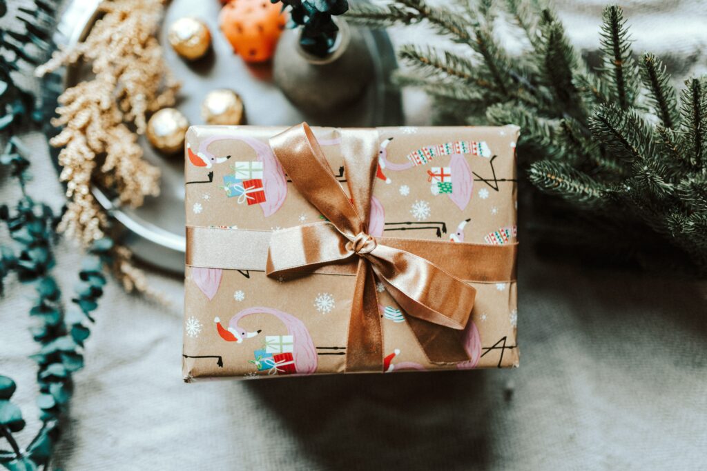 Geschenk mit goldener Schleife zu Weihnachten.