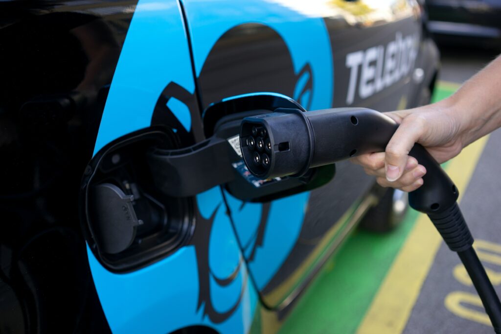 Obwohl die Anschaffungskosten für E-Autos oft höher sind als für Verbrenner, können die langfristigen Einsparungen bei Betriebs- und Wartungskosten E-Autos zu einer wirtschaftlich attraktiveren Option machen. Angesichts steigender Kraftstoffpreise und der Entwicklung der Ladeinfrastruktur könnten E-Autos in naher Zukunft die kostengünstigere Wahl sein.