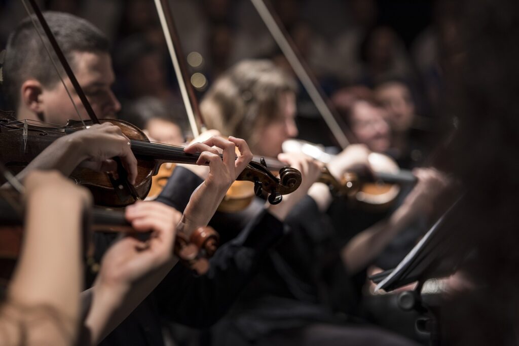 Freue dich auf das Weihnachtskonzert des Sinfonieorchesters Münster am 22. Dezember um 11:30 Uhr. Ein festliches Highlight für die ganze Familie mit zauberhafter Musik, winterlichen Träumereien und Mitsing-Gelegenheiten. Erfahre mehr über das Programm und den charismatischen Kapellmeister Thorsten Schmid-Kapfenburg, der durch den Abend führt.