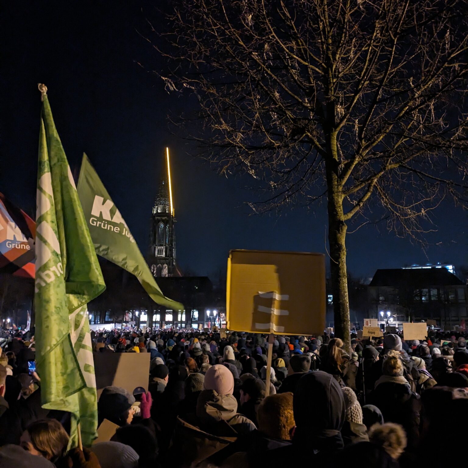 Münster bereitet sich auf massive Proteste gegen den AfD-Neujahrsempfang vor, doch politische Spannungen überschatten das Bündnis. Die Entscheidung, CDU und FDP als Redner auszuschließen, stößt auf Kritik und wirft Fragen über die Einheit im Kampf gegen Rechtsextremismus auf. In Münster findet am 11. Mai 2025 eine Kundgebung für ein AfD-Verbot statt. Anlass ist die Verfassungsschutz-Einstufung der Partei.