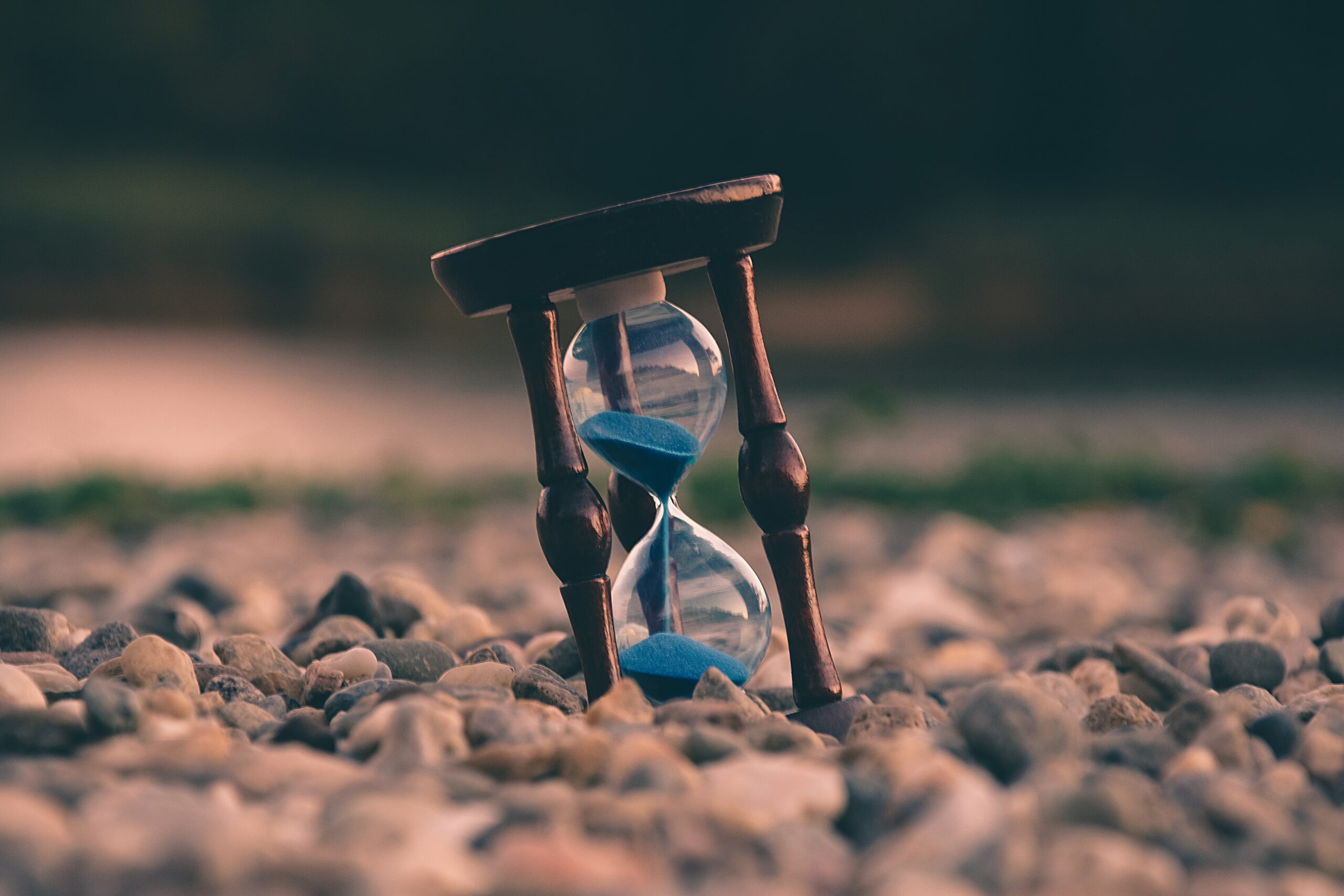 Das digitale Erbe: n der heutigen digitalen Ära ist es unerlässlich, sich mit dem Thema des digitalen Nachlasses auseinanderzusetzen. Mit dem Fortschritt der Technologie und der Zunahme von Online-Aktivitäten wird der digitale Fußabdruck, den wir hinterlassen, immer größer. Dieser digitale Nachlass umfasst alles von E-Mail-Konten und sozialen Medien bis hin zu Online-Banking und Cloud-Speichern. Die Notwendigkeit, diesen Aspekt in die Nachlassplanung einzubeziehen, wird immer dringlicher.