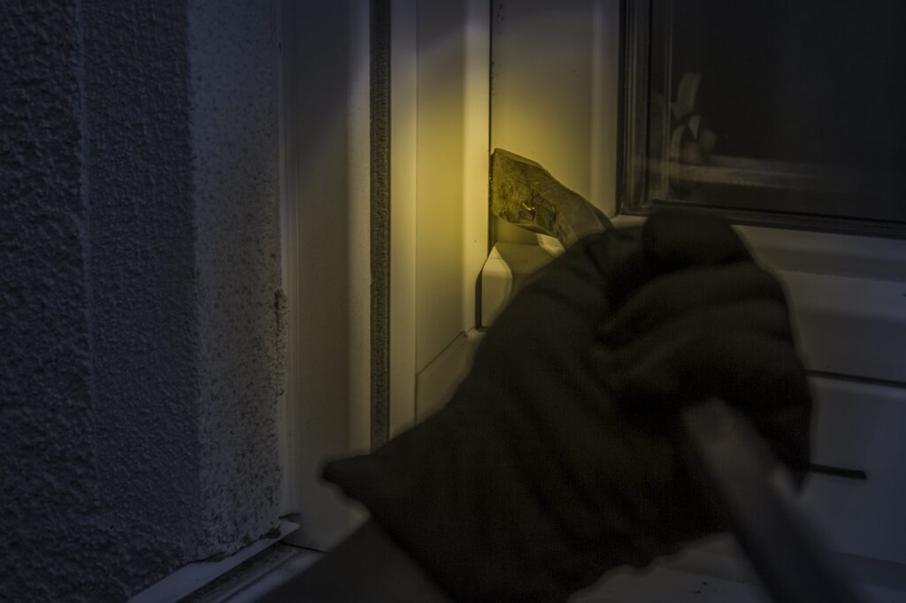 Eine inspirierende Geschichte aus Bochum: Eine 95-jährige Frau vertreibt mutig zwei Einbrecher aus ihrer Wohnung. Dieser Artikel bietet Einblicke in den Vorfall und gibt Sicherheitstipps für ältere Menschen. Zwei aufeinanderfolgende Nächte Einbrüche in Schmuckgeschäft in Dülmen. Polizei sucht Zeugen und verstärkt Sicherheitsmaßnahmen. Hinweise bitte an die Polizei.