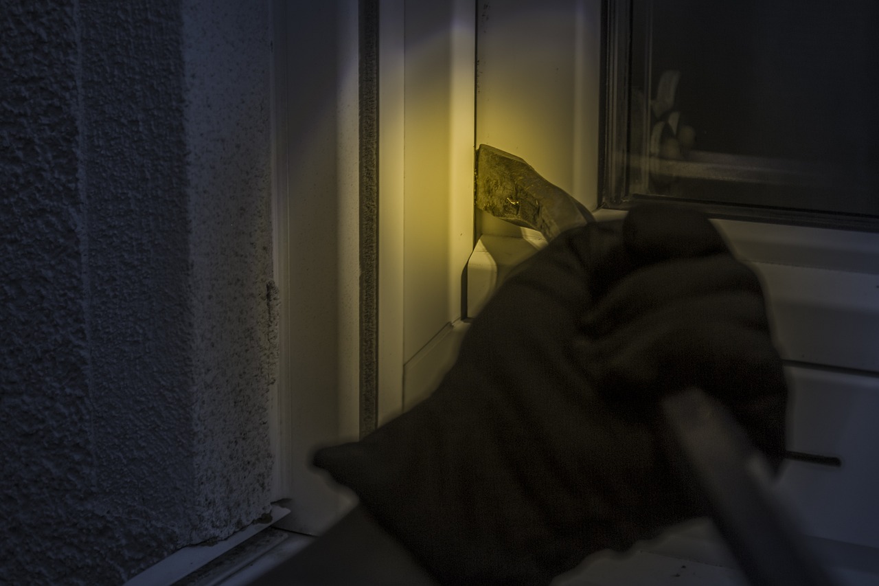 Eine inspirierende Geschichte aus Bochum: Eine 95-jährige Frau vertreibt mutig zwei Einbrecher aus ihrer Wohnung. Dieser Artikel bietet Einblicke in den Vorfall und gibt Sicherheitstipps für ältere Menschen. Zwei aufeinanderfolgende Nächte Einbrüche in Schmuckgeschäft in Dülmen. Polizei sucht Zeugen und verstärkt Sicherheitsmaßnahmen. Hinweise bitte an die Polizei.