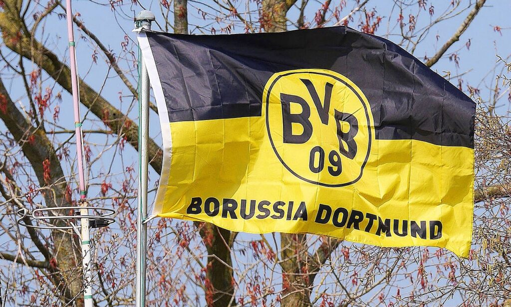Dieser Rückblick auf den Anschlag auf Borussia Dortmund und seine Folgen zeigt deutlich, wie ein kriminelles Ereignis nicht nur die unmittelbar Betroffenen beeinflusst, sondern auch tiefgreifende Fragen zur Sicherheit, zur Ethik im Sport und in der Finanzwelt aufwirft. Es ist eine Erinnerung daran, dass hinter jeder Tragödie nicht nur die offensichtlichen menschlichen Leiden stehen, sondern manchmal auch dunklere, verborgene Motive, die uns alle zum Nachdenken anregen sollten.