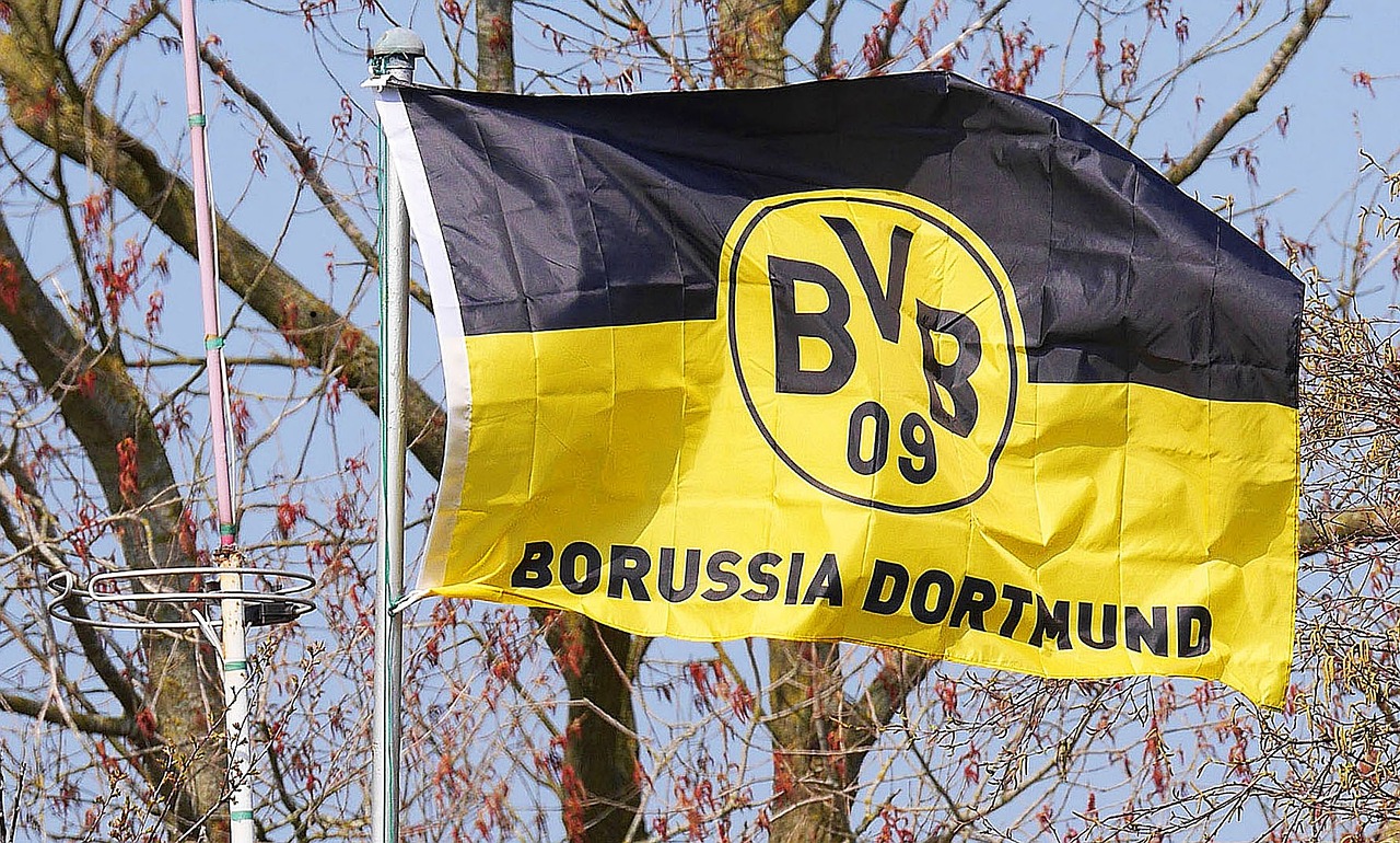 Dieser Rückblick auf den Anschlag auf Borussia Dortmund und seine Folgen zeigt deutlich, wie ein kriminelles Ereignis nicht nur die unmittelbar Betroffenen beeinflusst, sondern auch tiefgreifende Fragen zur Sicherheit, zur Ethik im Sport und in der Finanzwelt aufwirft. Es ist eine Erinnerung daran, dass hinter jeder Tragödie nicht nur die offensichtlichen menschlichen Leiden stehen, sondern manchmal auch dunklere, verborgene Motive, die uns alle zum Nachdenken anregen sollten.