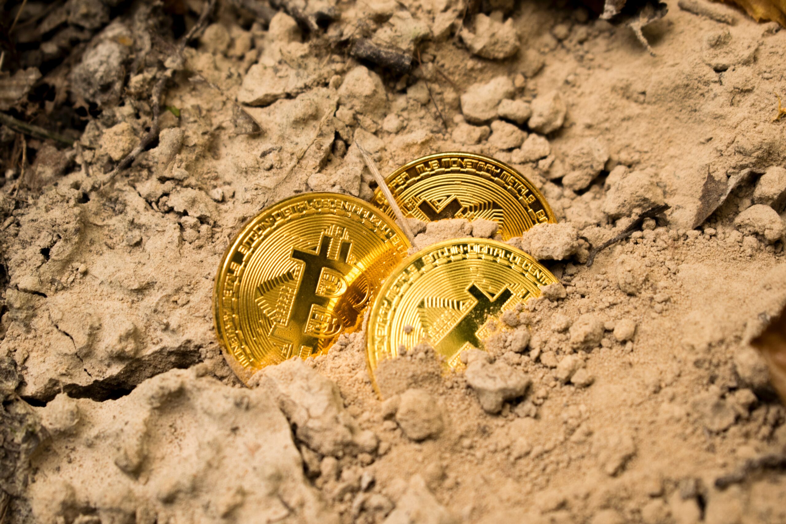 Ein historischer Schritt: Die Genehmigung von Bitcoin-Spot-ETFs in den USA Die jüngste Genehmigung von Bitcoin-Spot-ETFs in den USA durch die SEC stellt einen Wendepunkt in der Geschichte der Kryptowährungen dar. Diese Entwicklung ist nicht nur ein Zeichen für die wachsende Akzeptanz von Bitcoin im traditionellen Finanzsektor, sondern auch ein Indikator für das zunehmende Interesse institutioneller Investoren an Kryptowährungen. Die Genehmigung dieser ETFs könnte eine neue Ära der Investitionen in digitale Währungen einläuten und die Art und Weise, wie Anleger Bitcoin betrachten und damit umgehen, grundlegend verändern.